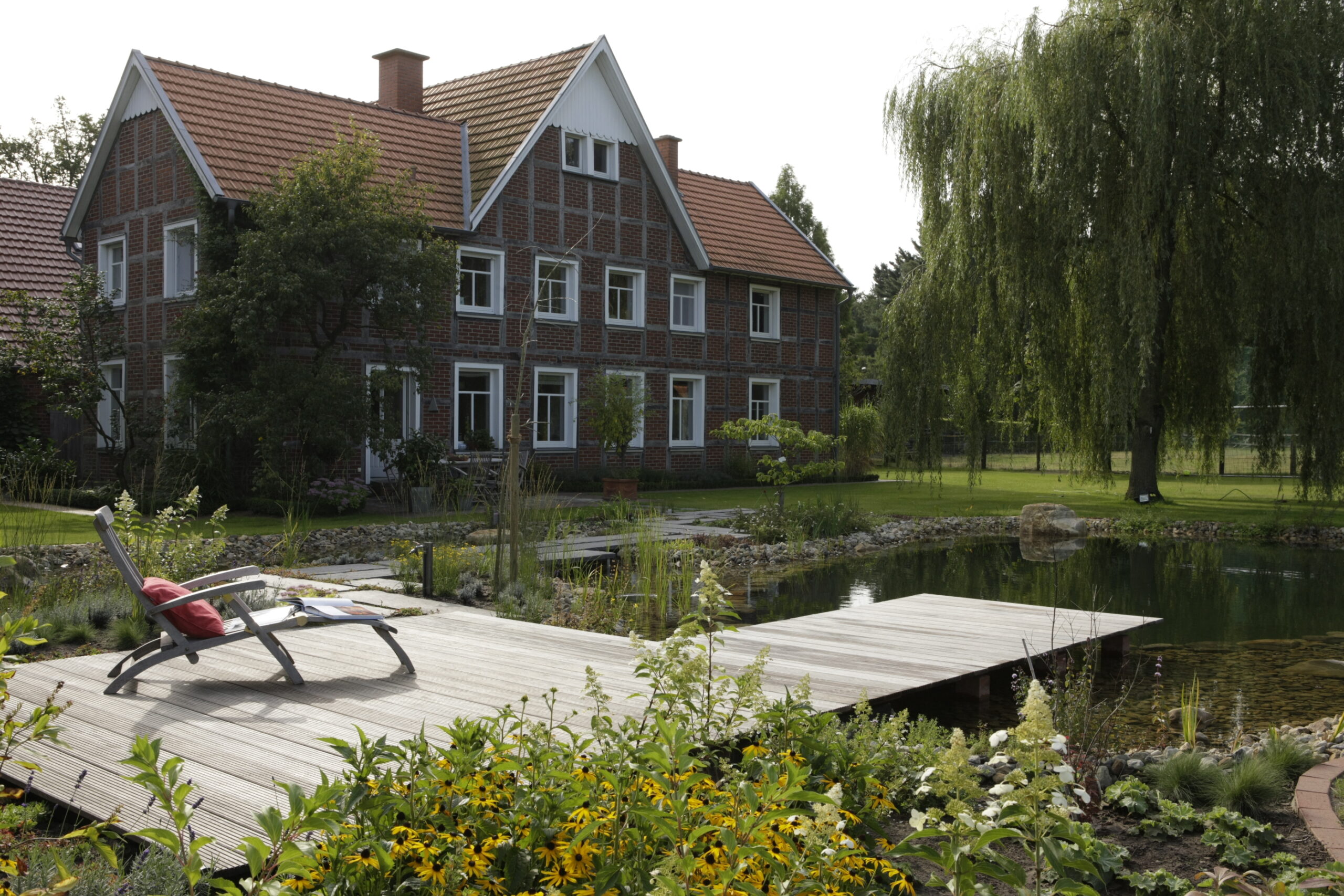 Schwimmteich in ländlicher Kulisse